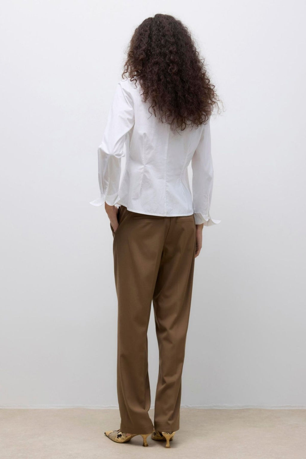 UMS V formos kaklo marškinėliai - ryškiai balti