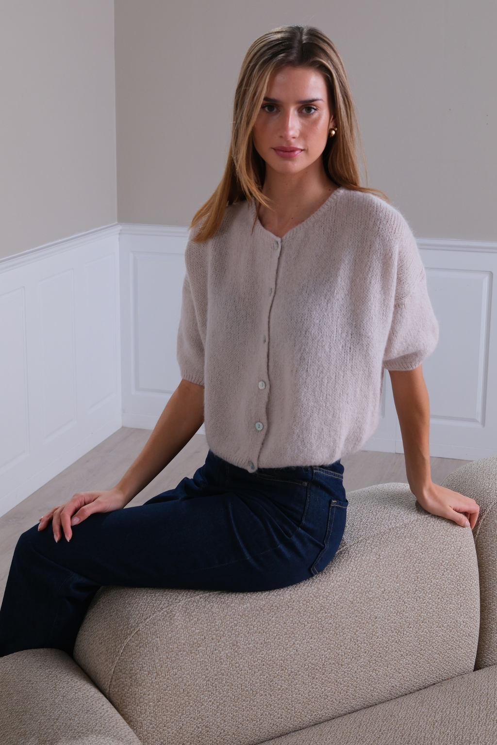 Marijos trumpomis rankovėmis mezginys – smėlio spalvos