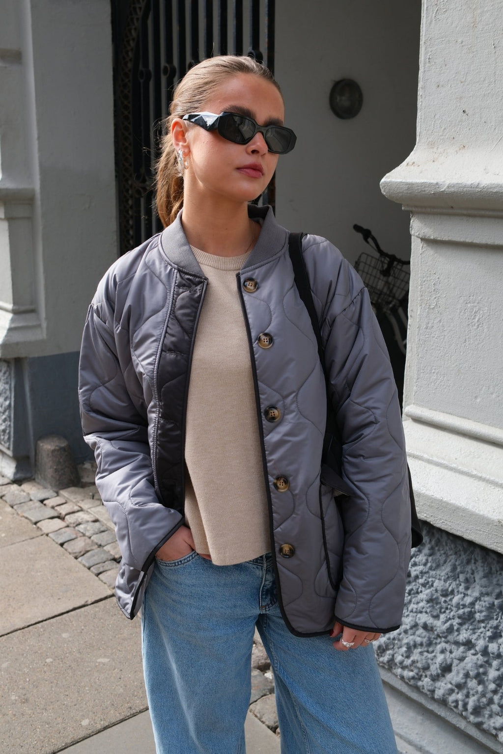 Dygsniuota blokinė striukė – pilka/juoda