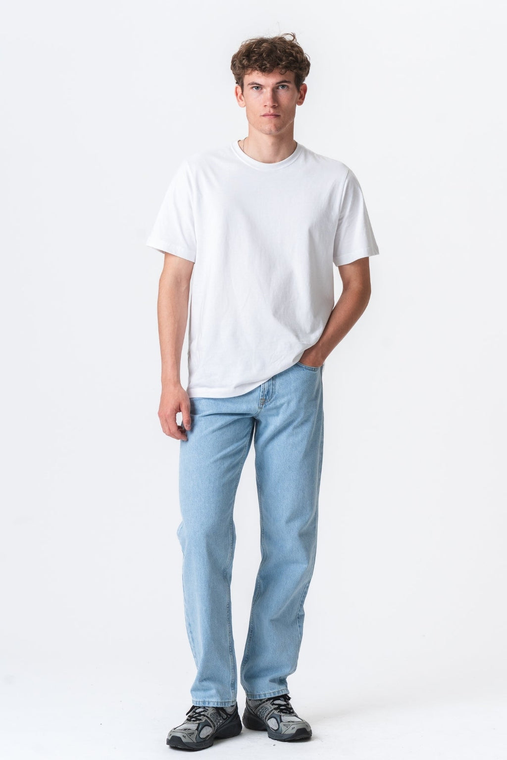 Atsipalaidavę džinsai - šviesiai mėlynas džinsinis audinys