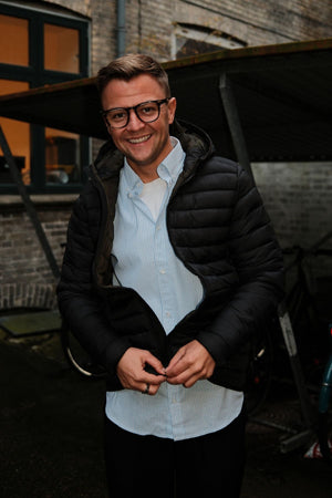 Lengva pūkinė striukė su gobtuvu - Juoda