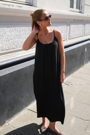 „Luna Singlet“ kulkšnies suknelė - juoda