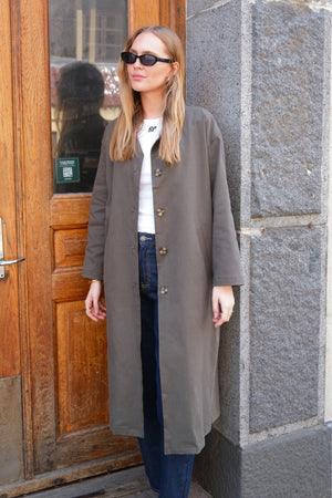 „Carla Trenchcoat“ - alyvuogė