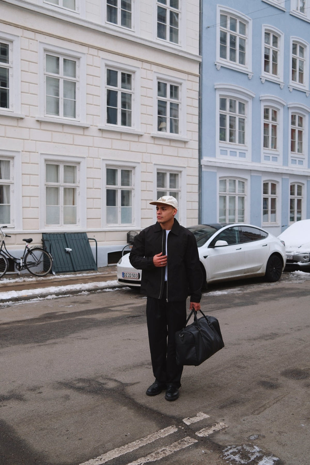 Trumpa striukė su užtrauktuku - juoda