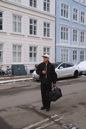 Trumpa striukė su užtrauktuku - juoda