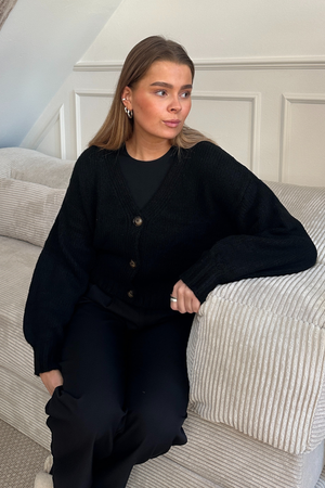 V formos kaklo megztinis – juodas