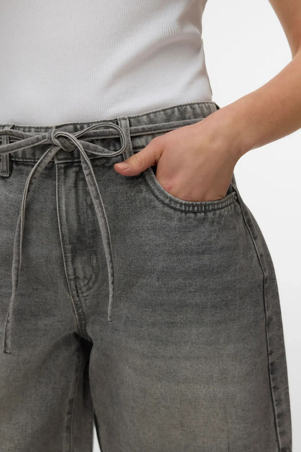 Vieno diržas Shorts Mišinys – šviesiai pilkas džinsas