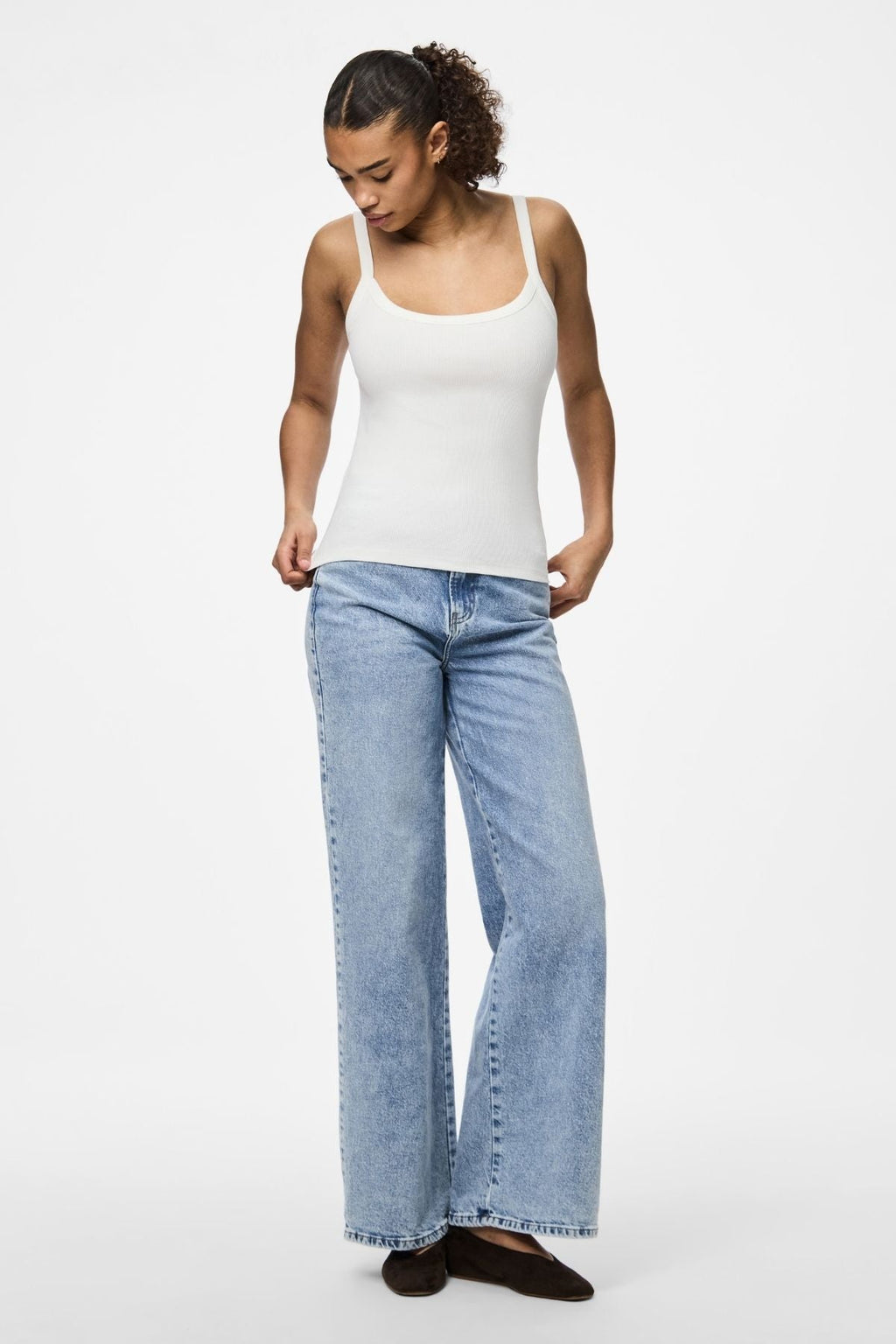 Gali dirželis viršuje - ryškiai balta