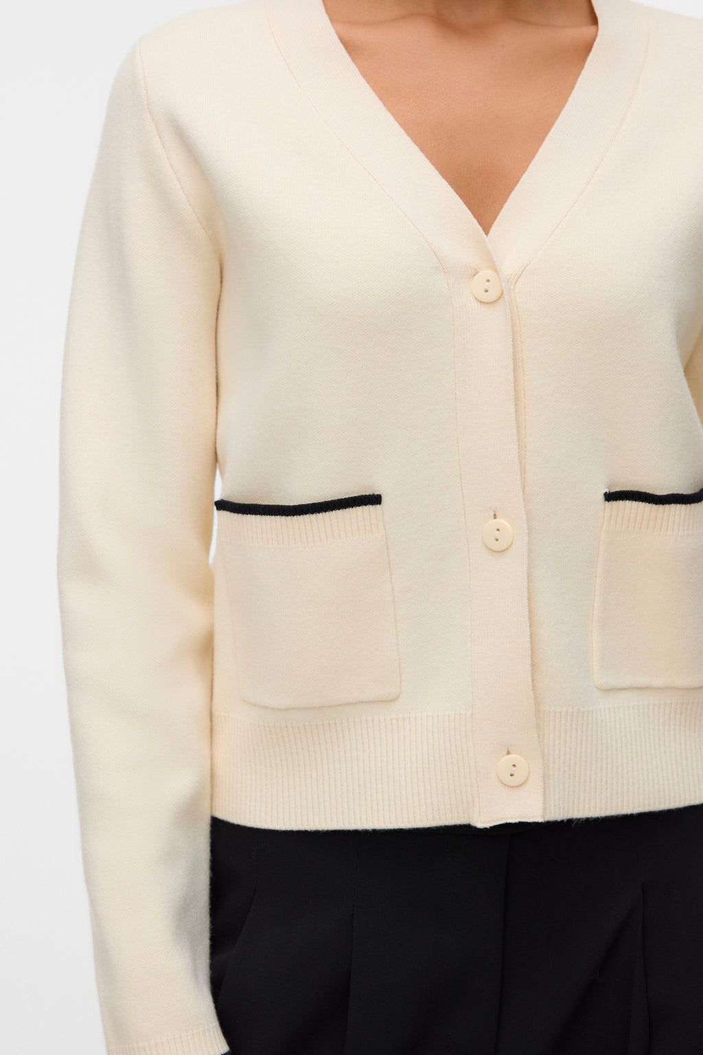 Auksinis V formos kaklo kontrastinis megztinis - beržo W. Black