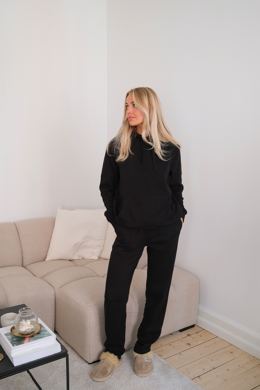 Essential megztinis su gobtuvu moterims – juodas