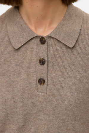 Jaudinantis Polo megztinis su kaklu – sidabrinė audinė