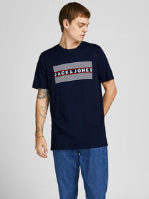 „Ecorp“ logotipo tee o kaklas - „Navy Blazer Play Stripe“