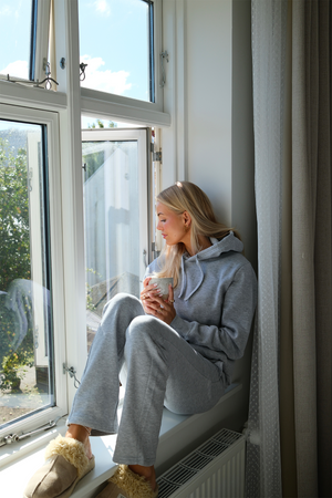 Essential megztinis su gobtuvu moterims – pilka