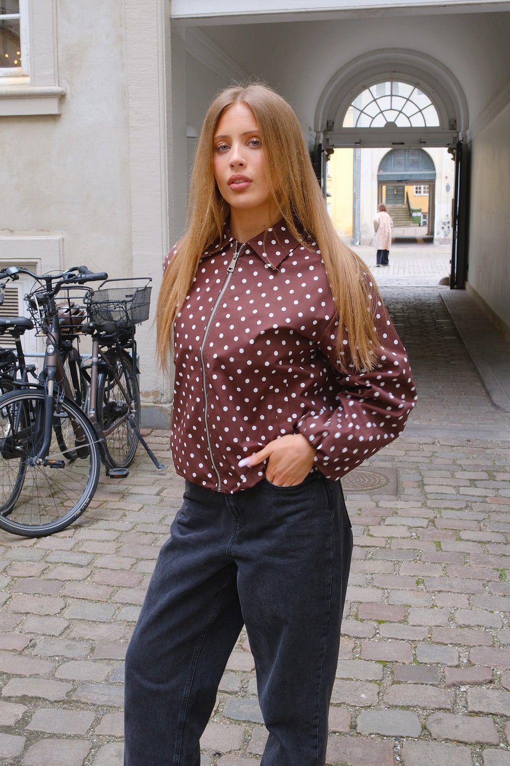 Isabel striukė - ruda