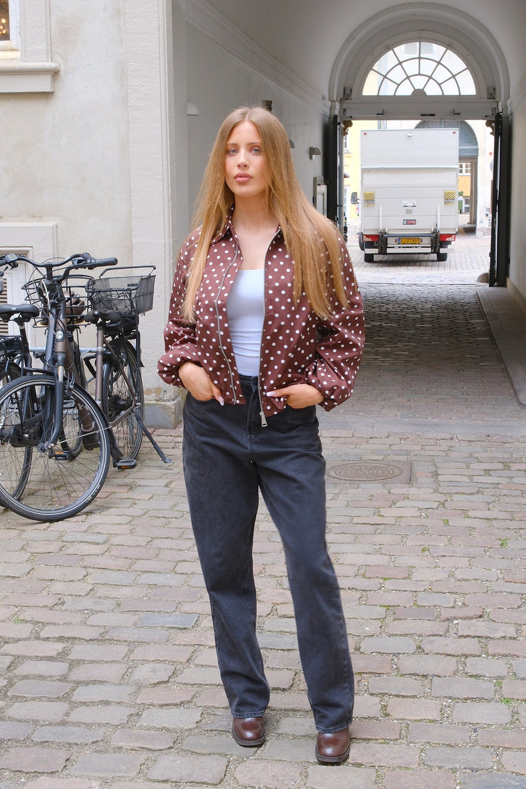 Isabel striukė - ruda