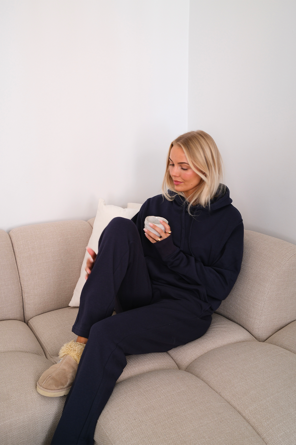 Pagrindinis megztinis su gobtuvu moterims – tamsiai mėlynas