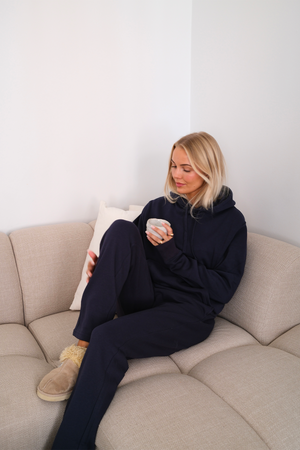 Pagrindinis megztinis su gobtuvu moterims – tamsiai mėlynas