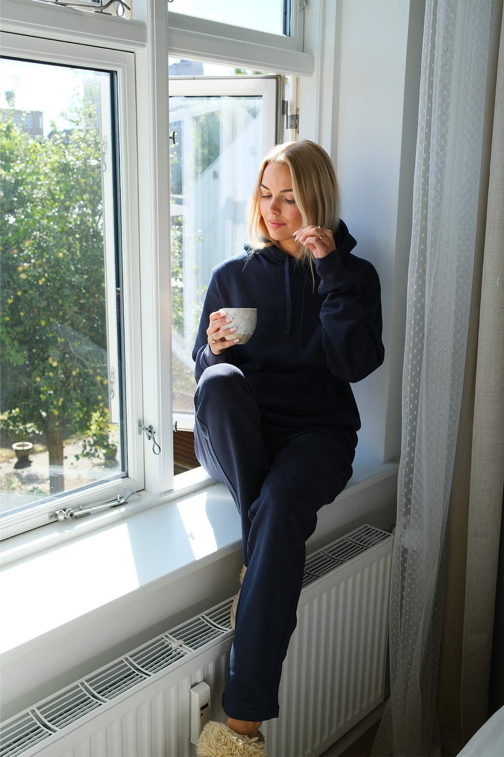 Pagrindinis megztinis su gobtuvu moterims – tamsiai mėlynas