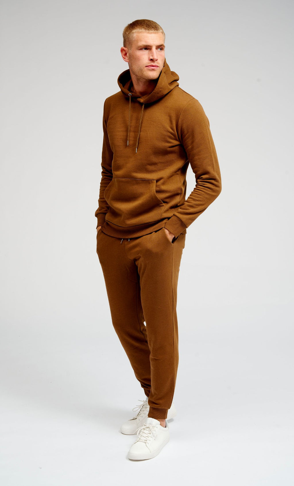 Basic Megztinis kostiumas su gobtuvu (rudas) – pasiūlymas