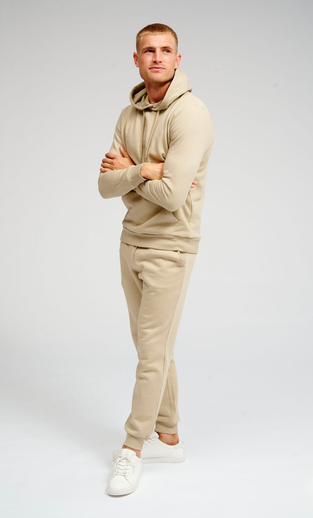 Basic Megztinis kostiumas su gobtuvu (tamsiai smėlio spalvos) – pasiūlymas