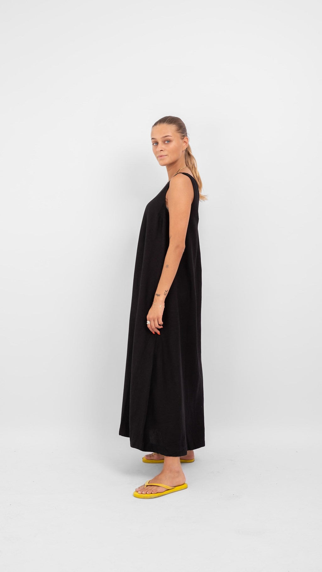 „Prisilla V“ kaklo midi suknelė - juoda