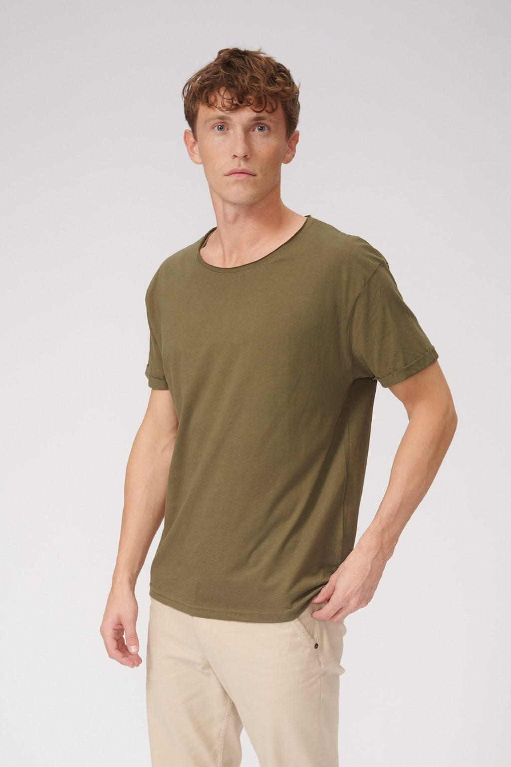 Neapdoroti kaklo marškinėliai - alyvuogių žalia
