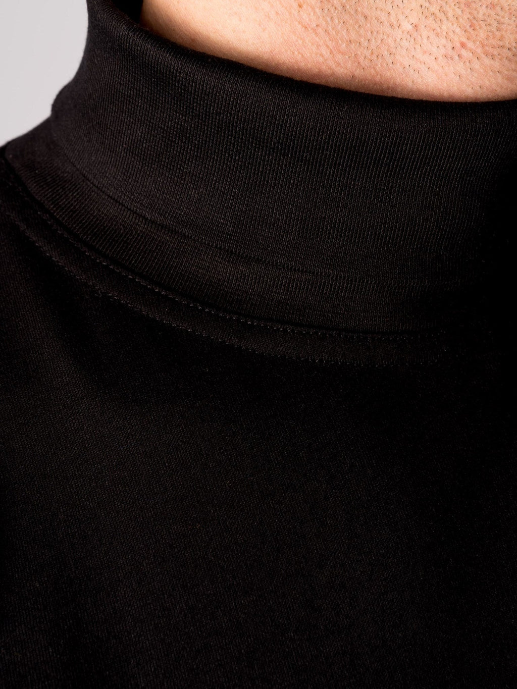 Ritininis apykaklės megztinis - juodas